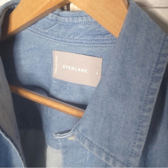 Everlane Chambray Long Sleeve Button Down Womens Shirt Size 6 Front Pocket - Picture 2 of 6